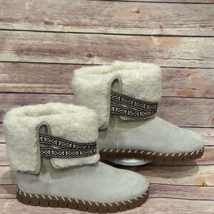 **NEW** MUK LUKS Flexi Montauk -Cozy Women's Boots with Fur Lining